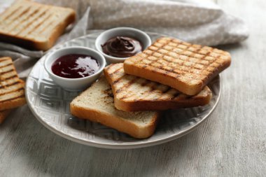 Lezzetli reçel ve plaka üzerinde çikolata yapıştır ile ekmek tost