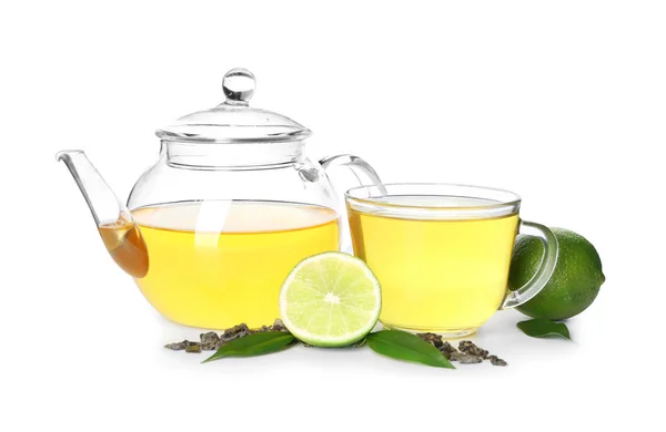Thé vert avec citron vert dans une tasse en verre et pot sur fond blanc — Photo