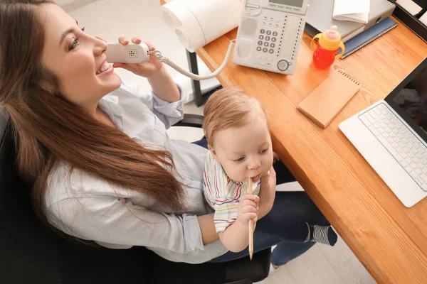 Mamă Tânără Copil Vorbind Telefon Timp Lucra Birou — Fotografie, imagine de stoc