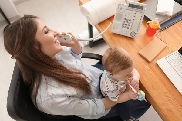 Молодая Мать Ребенком Разговаривает Телефону Время Работы Офисе — стоковое фото