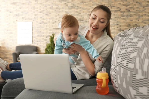 Young mother with baby working at home — Stock Photo, Image