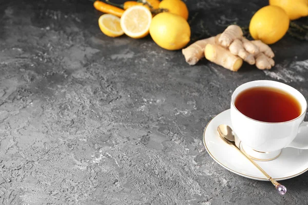Cup of hot aromatic tea on textured table — Stock Photo, Image
