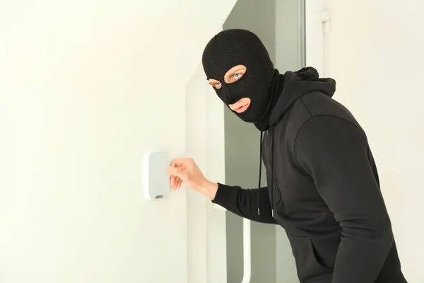 Ladrão masculino quebra sistema de segurança dentro de casa — Fotografia de Stock