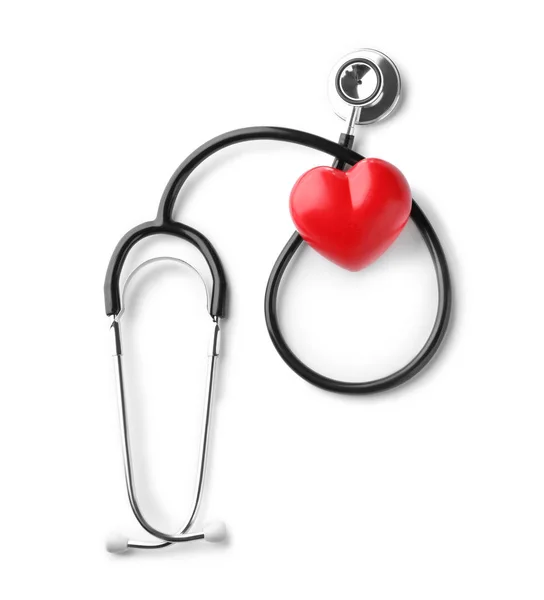 Стетоскоп с красным сердцем на белом фоне. Концепция здравоохранения — стоковое фото