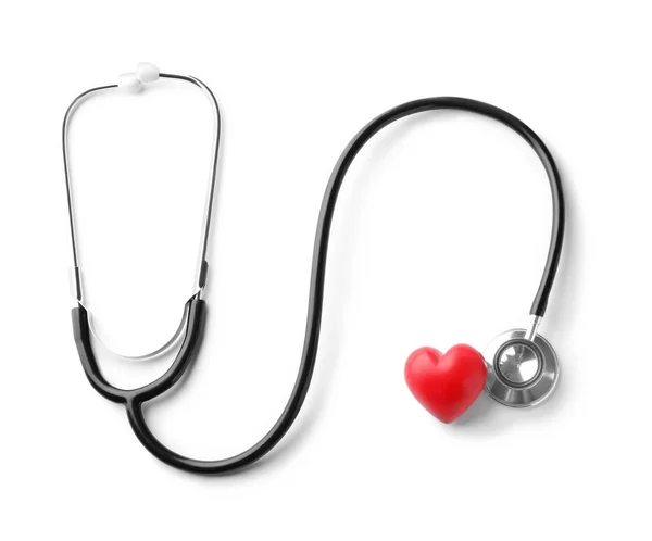 Estetoscopio con corazón rojo sobre fondo blanco. Concepto de salud — Foto de Stock
