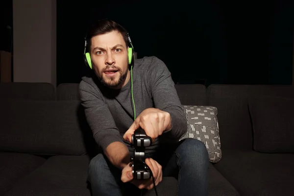 Duygusal adam evde video oyun oynarken — Stok fotoğraf