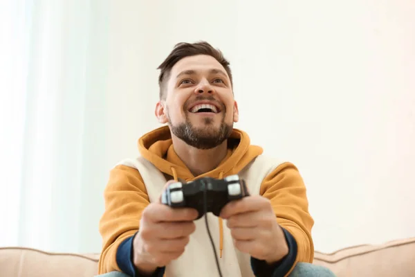 Συναισθηματική άνθρωπος παίζει βίντεο παιχνίδι στο σπίτι — Φωτογραφία Αρχείου