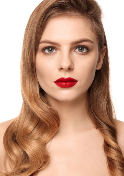 Porträt einer jungen Frau mit schönem Make-up auf weißem Hintergrund. professionelle Kosmetik — Stockfoto