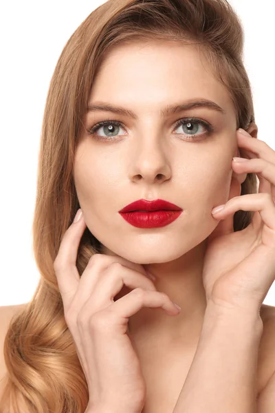 Porträtt av ung kvinna med vackra makeup på vit bakgrund. Professionell kosmetika — Stockfoto