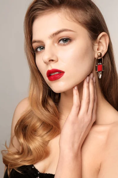 Porträt einer jungen Frau mit schönem Make-up auf farbigem Hintergrund. professionelle Kosmetik — Stockfoto