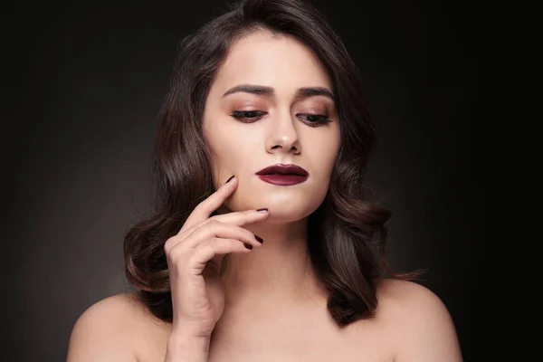 Portrait de jeune femme avec un beau maquillage sur fond noir. Cosmétiques professionnels — Photo