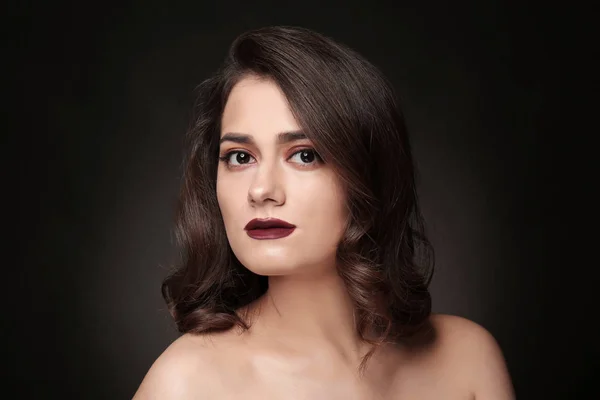 Portret van een jonge vrouw met mooie make-up op zwarte achtergrond. Professionele cosmetica — Stockfoto