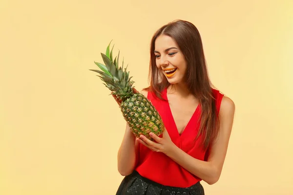 Attrayant jeune femme avec ananas sur fond de couleur — Photo