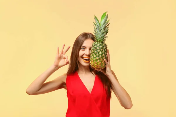 有魅力的年轻妇女与菠萝在颜色背景 — 图库照片