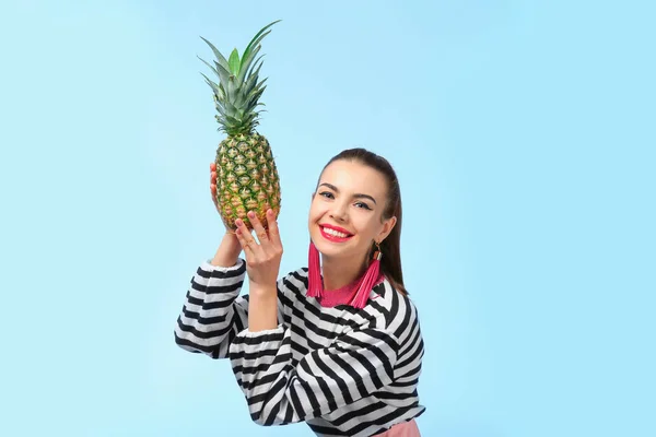 Attractive young woman with pineapple on color background — Stock Photo, Image