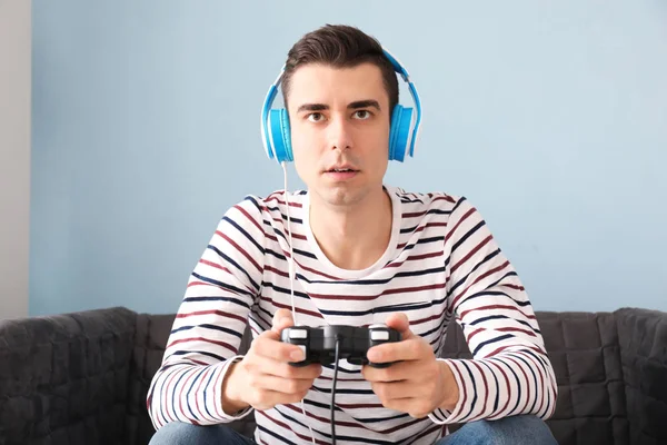 Young Man Playing Video Game Home — Stock Photo, Image