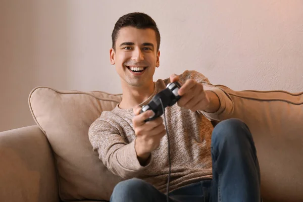 Joven Jugando Videojuego Casa —  Fotos de Stock