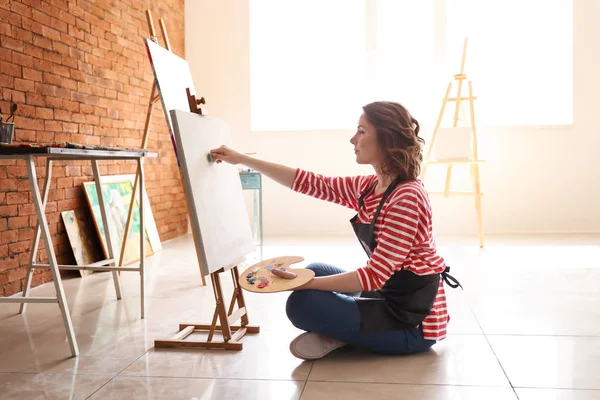 Female Artist Painting Workshop — Stock Photo, Image