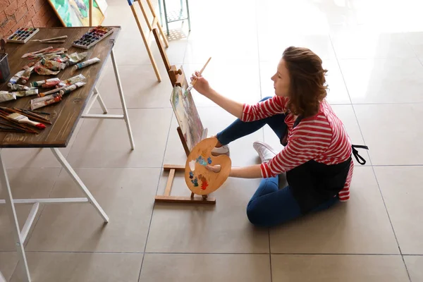Female Artist Painting Workshop — Stock Photo, Image