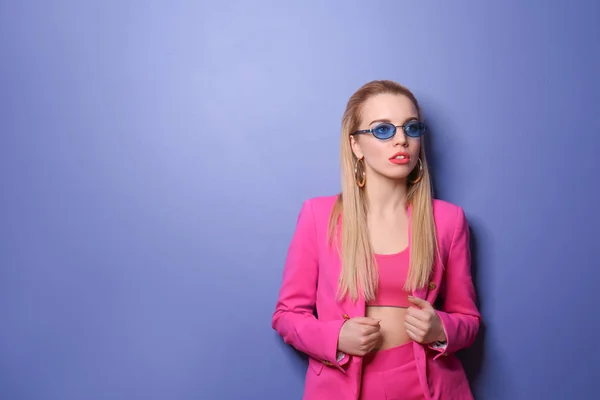 Portrait of beautiful young woman on color background — Stock Photo, Image