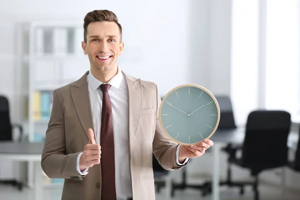 オフィスの時計で成功した実業家。時間管理の概念 — ストック写真