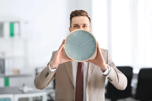 Erfolgreicher Geschäftsmann mit Uhr im Amt. Zeitmanagement-Konzept — Stockfoto