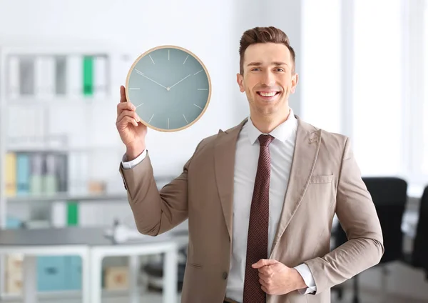 Framgångsrik affärsman med klocka i office. Time management koncept — Stockfoto