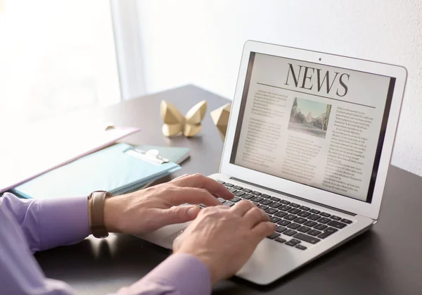 Uomo Anziano Che Legge Notizie Sullo Schermo Del Computer Portatile — Foto Stock