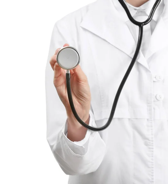 Ärztin mit Stethoskop auf weißem Hintergrund — Stockfoto