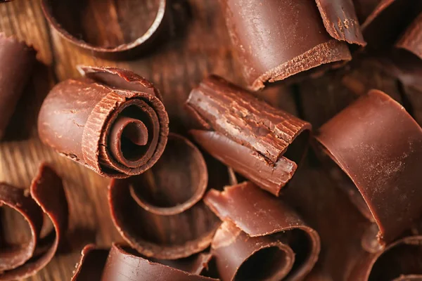 Çikolata masada, closeup bukleler — Stok fotoğraf