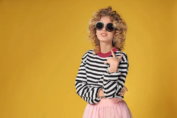 Retrato de mujer joven con estilo sobre fondo de color — Foto de Stock