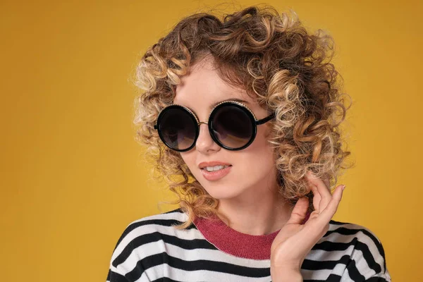 Πορτρέτο του όμορφη νεαρή γυναίκα που φοράει κομψά γυαλιά ηλίου σε χρώμα φόντου — Φωτογραφία Αρχείου