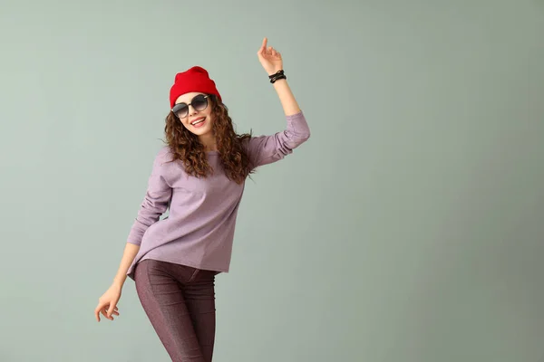 Stijlvolle jongedame in casual kleding op kleur achtergrond — Stockfoto