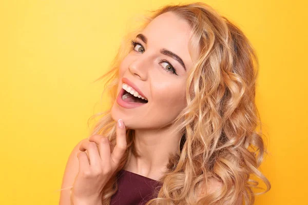 Retrato de una hermosa joven sobre fondo de color —  Fotos de Stock