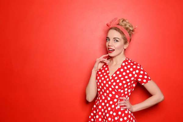 Portrait of beautiful young woman on color background — Stock Photo, Image