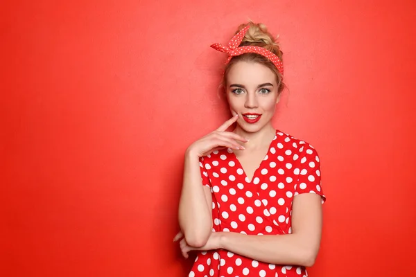 Porträt der schönen jungen Frau auf farbigem Hintergrund — Stockfoto