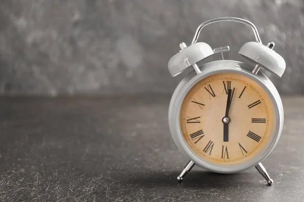 Alarmklocka på grå bakgrund. Time management koncept — Stockfoto