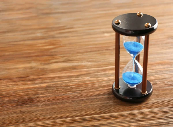 Пісочний годинник на дерев'яному столі. Концепція управління часом — стокове фото