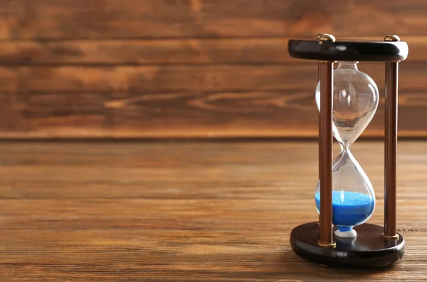 Hourglass pada latar belakang kayu. Konsep manajemen waktu — Stok Foto