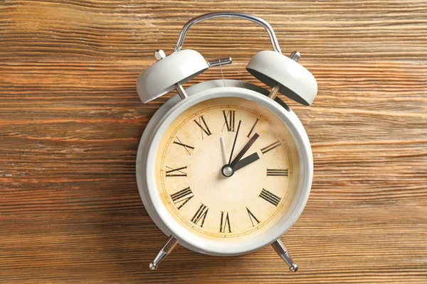 Wekker op houten achtergrond. Time management concept — Stockfoto