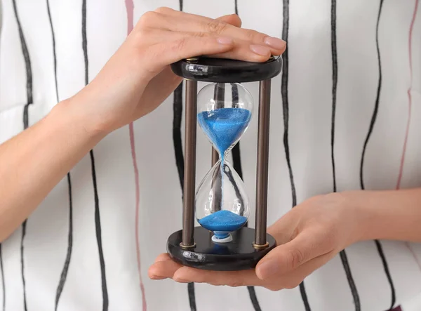 Woman holding hourglass, closeup. Time management concept — Stock Photo, Image