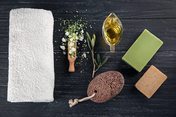 Composition du savon naturel avec extrait d'olive sur la table — Photo