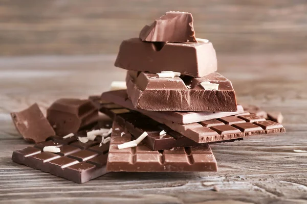 Coklat lezat pada latar belakang kayu — Stok Foto
