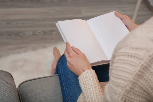 Mujer joven leyendo libro en casa — Foto de Stock