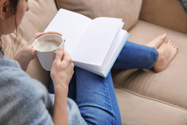 Mujer Joven Bebiendo Café Mientras Lee Libro Casa — Foto de Stock