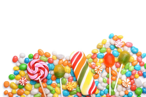 Läckra klubbor och färgglada godis på vit bakgrund — Stockfoto
