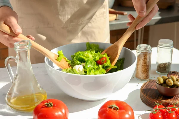 Mujer preparando sabrosa ensalada de verduras en la mesa — Foto de Stock