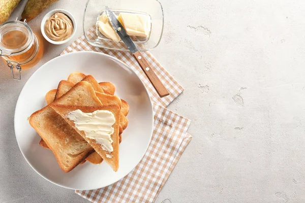 Assiette avec pain grillé et beurre sur la table — Photo
