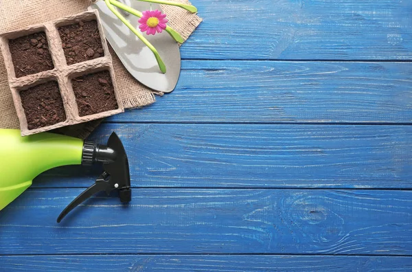 Composition avec outils de jardinage sur fond en bois couleur — Photo