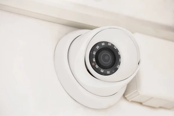 Câmera CCTV moderna instalada na parede do quarto — Fotografia de Stock